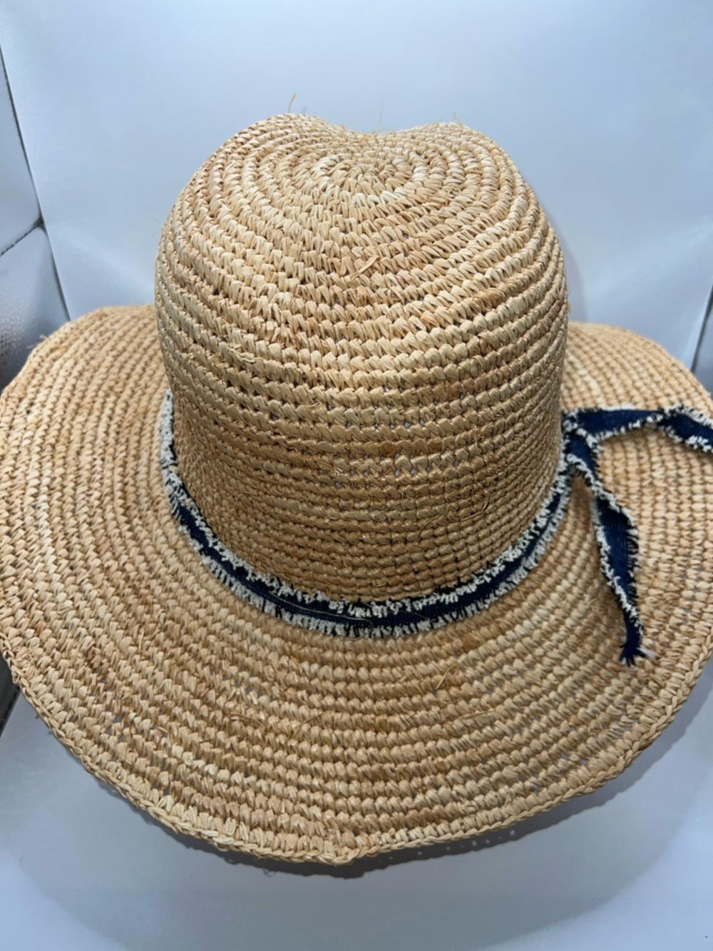 284. NWOT. Tommy Bahama Natural Straw Sun Hat with Navy Frayed Band - Picture 2 of 8
